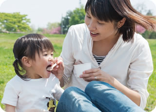 くろべ牧場のジェラートを食べる親子